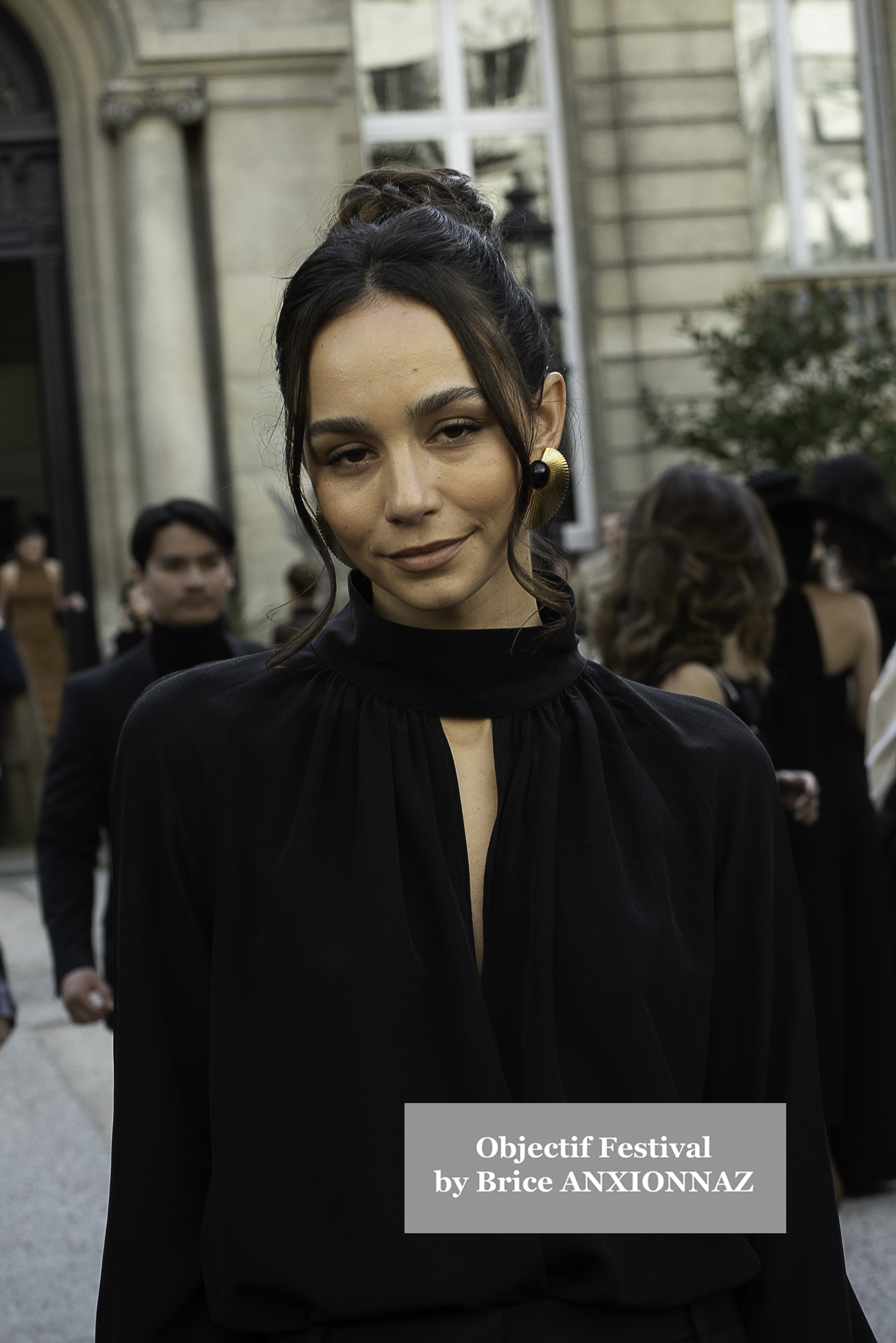 Photo streetstyle de Kim Cattrall - Streetstyle photos of guest arrivals at the Nina Ricci show lors du défilé Nina Ricci Spring 2025 à Streetstyle-photos-of-guest-arrivals-at-the-Nina-Ricci-show, Paris Fashion Week le 7 March 2025 par Brice ANXIONNAZ (Objectif Festival)